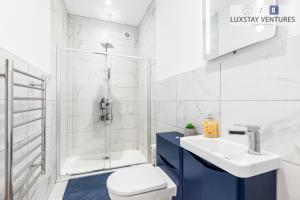 Koupelna v ubytování The Lanes Luxury Apartment - City Centre, 2 Bed 2 Bath with Lift, Sleeps 8