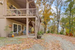 马斯希尔Secluded Mtn-View Retreat in Mars Hill的一个带甲板的房子的门廊