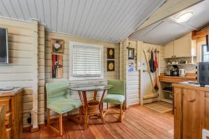 a kitchen with a table and chairs in a room at Saratoga beach cabin with hot tub in Oyster Bay