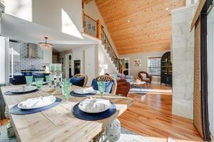 Posezení v ubytování Beaches, Golf and More Family Home on Frye Island!