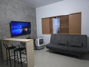 ein Wohnzimmer mit Sofa und Tisch in der Unterkunft Jardim Primavera in Palmas