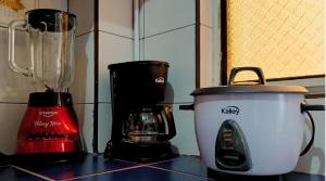 Příslušenství pro přípravu čaje a kávy v ubytování Apartamento Amplio y Cómodo en el centro de Palmira