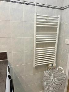 ein Bad mit einem WC und einem Korb in der Unterkunft Spacieux 70m2 - 2 chambres - 5 min Disneyland in Montévrain + 29 Fotos