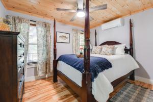 Postel nebo postele na pokoji v ubytování Beaches, Golf and More Family Home on Frye Island!