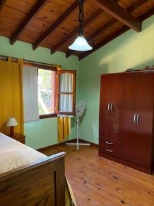 a bedroom with a bed and a dresser and a window at Chalet con Piscina exclusiva en el centro de Mar de las Pampas in Mar de las Pampas