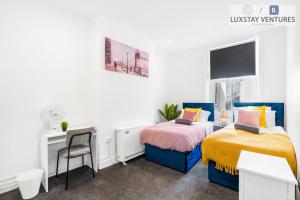 Postel nebo postele na pokoji v ubytování The Lanes Luxury Apartment - City Centre, 2 Bed 2 Bath with Lift, Sleeps 8