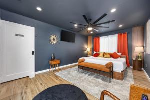 ein Schlafzimmer mit einem Bett und einem Deckenventilator in der Unterkunft Modern Unique Charming Memorable Clean 1g Wifi in Bakersfield