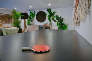 ein Spatel, der auf einem Tisch liegt in der Unterkunft Tabu- Fort Lauderdale Waterfront Escape in Fort Lauderdale