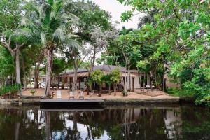 ein Gebäude neben einem Wasserkörper mit Bäumen in der Unterkunft Tabu- Fort Lauderdale Waterfront Escape in Fort Lauderdale