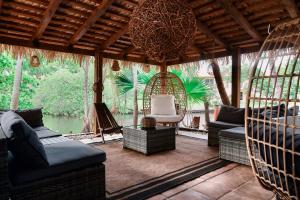 eine abgeschirmte Veranda mit Stühlen und einer Schaukel in der Unterkunft Tabu- Fort Lauderdale Waterfront Escape in Fort Lauderdale + 2 Fotos