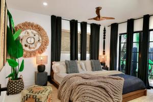 ein Schlafzimmer mit einem Bett mit einer Decke darauf in der Unterkunft Tabu- Fort Lauderdale Waterfront Escape in Fort Lauderdale