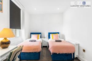 Postel nebo postele na pokoji v ubytování The Lanes Luxury Apartment - City Centre, 2 Bed 2 Bath with Lift, Sleeps 8