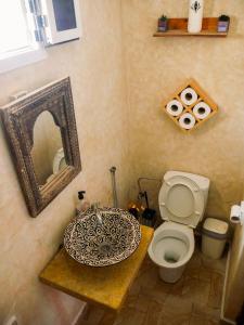 un baño con lavabo e inodoro en caban surf Tamraght, en Tamraght Ouzdar 75 fotos más