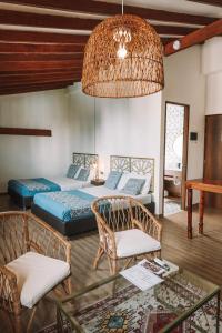 卡塔赫纳Soy Local Centro Histórico的有两张床和一张桌子的客厅