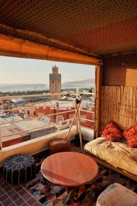 Habitación con balcón con vistas a la ciudad. en caban surf Tamraght, en Tamraght Ouzdar