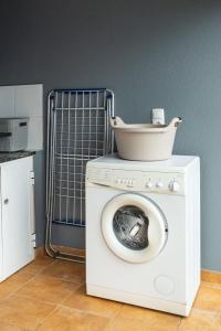 a washing machine with a bowl on top of it at Horizonte Azul in Ponta do Sol