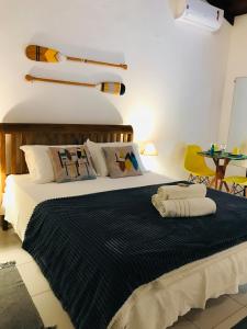 une chambre avec un lit avec deux serviettes dessus dans l'établissement Canto do Una- hospedagem, à Barra do Una 13 autres photos