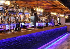 eine Bar mit einer blauen Theke und einigen Flaschen in der Unterkunft Skegness Retreats The meadows 13 Golden Palm Resort Chapel st leonards in Chapel Saint Leonards