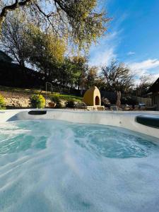 una gran piscina en un patio en Art Deco Gem-King Suite-Hot Tub-Outdoor Fire Place, en Round Rock
