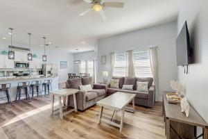 een woonkamer met een bank en een tafel bij Breezy Cottage in Rockport