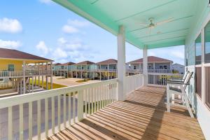 een veranda van een appartement met een blauw dak bij Breezy Cottage in Rockport