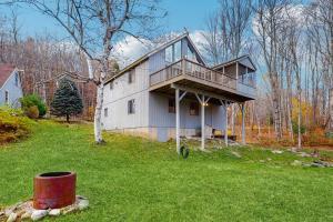 una casa con balcone in cima a un cortile di Farmhouse on the Road a Wilmington