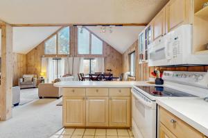 una cucina con elettrodomestici bianchi e un soggiorno di Farmhouse on the Road a Wilmington