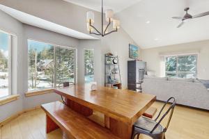 ein Wohnzimmer mit einem Holztisch und einer Couch in der Unterkunft Tahoe Boulders in Stateline