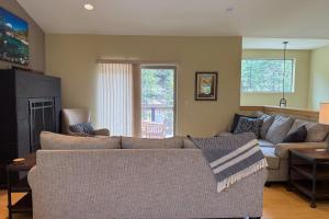 ein Wohnzimmer mit Sofa und Tisch in der Unterkunft Tahoe Boulders in Stateline
