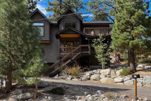 ein Haus im Wald mit Auffahrt in der Unterkunft Tahoe Boulders in Stateline