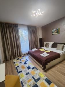 Un dormitorio con una cama grande y una lámpara de araña. en Madini apartment, en Velingrad