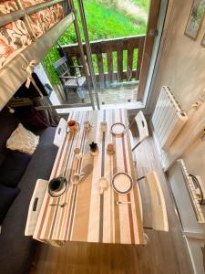 a table with utensils sitting on top of a room at Studio cosy proche départ station de ski in Porté-Puymorens