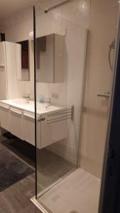 ブラスカートにあるBeach Houseのガラスのシャワーと洗面台を備えたバスルーム +28枚の写真