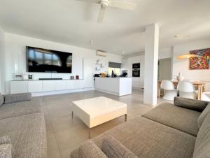 Φωτογραφία από το άλμπουμ του Transparent Sea σε St Paul's Bay