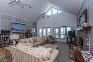 Una sala de estar con dos sofás y una chimenea. en Crowfield, en Edisto Beach