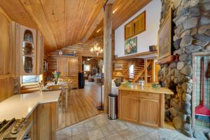 Kuchyň nebo kuchyňský kout v ubytování Life on Easy Street with Hot Tub 7 Mi to Dwtn!