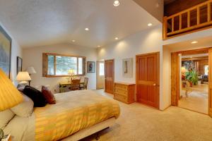 Postel nebo postele na pokoji v ubytování Life on Easy Street with Hot Tub 7 Mi to Dwtn!