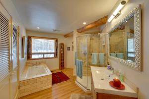 Koupelna v ubytování Life on Easy Street with Hot Tub 7 Mi to Dwtn!