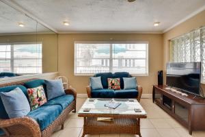 un salon avec un canapé et une télévision dans l'établissement Cozy Ormond Beach Bungalow Steps to the Sand, à Ormond Beach