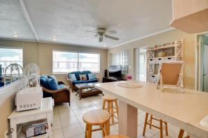 une cuisine et un salon avec une table et des chaises dans l'établissement Cozy Ormond Beach Bungalow Steps to the Sand, à Ormond Beach