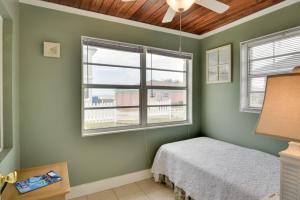 une chambre avec un lit et une fenêtre dans l'établissement Cozy Ormond Beach Bungalow Steps to the Sand, à Ormond Beach