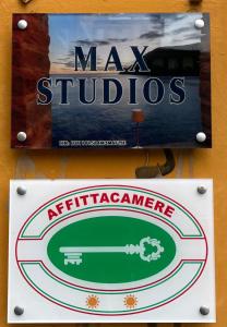 Certifikát, hodnocení, plakát nebo jiný dokument vystavený v ubytování Max studios