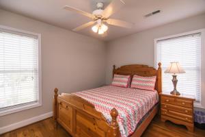 une chambre avec un lit et un ventilateur de plafond dans l'établissement Grand View, à Edisto Island