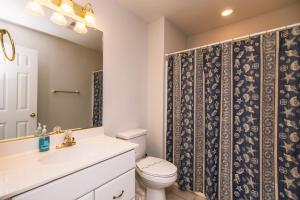 une salle de bain avec toilettes, lavabo et miroir dans l'établissement Grand View, à Edisto Island 27 autres photos