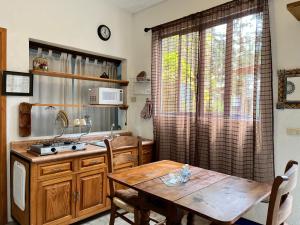 eine Küche mit Holztisch und ein Esszimmer in der Unterkunft El Encino in Tepoztlán
