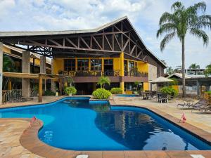 een resort met een groot zwembad voor een gebouw bij Ilha Flat 4-106 in Ilhabela