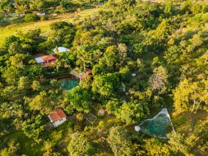 an overhead view of a house in the forest at Casa Rosa - Paraíso na Natureza piscina natural, Wi-Fi - 25 minutos do centro in Brasília +47 photos