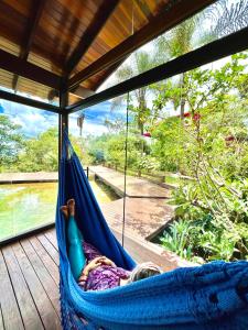 ブラジリアにあるCasa Rosa - Terra Dourada, Paraíso na Natureza, piscina natural, Wi-Fiの牙の上に横たわる女