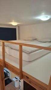 Giường trong phòng chung tại Serce Przemyśla Classic