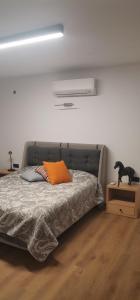 - une chambre avec un lit et un oreiller orange dans l'établissement Black Box village with garden, à Seferihisar 61 autres photos